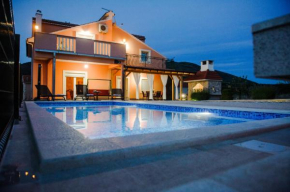 Holiday home Anica, 4 bedroom house with swimming pool